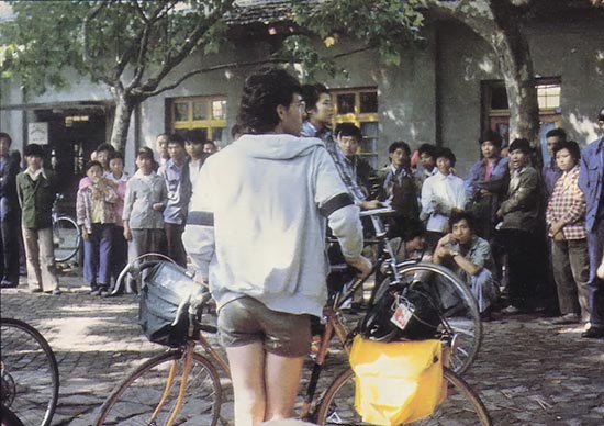 Western bikers draw crowds in China.